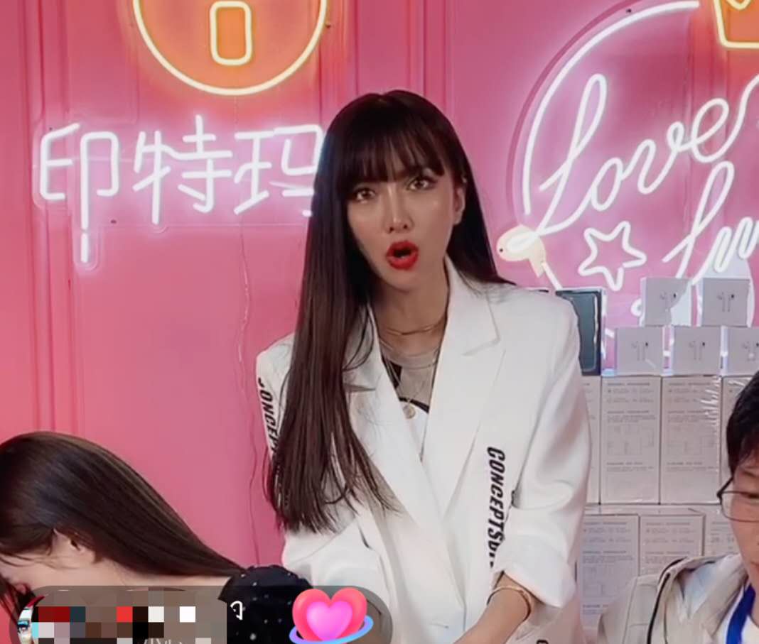 【李小璐】李小璐直播光打赏收入近百万，有谁注意到一位送礼物的粉丝网名，扎心了