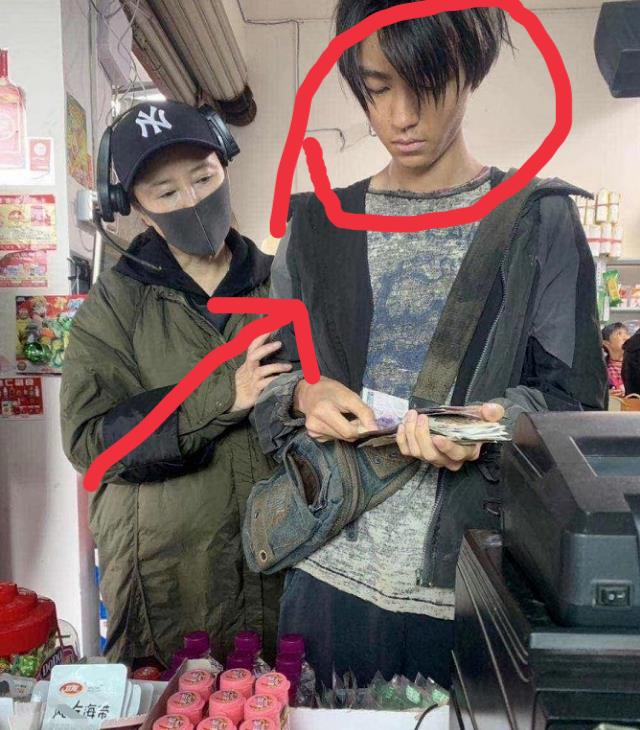 王俊凯|王俊凯减肥过度，瘦成“苦瓜脸”？拍戏被抓拍，看到脸颊凹陷心疼了