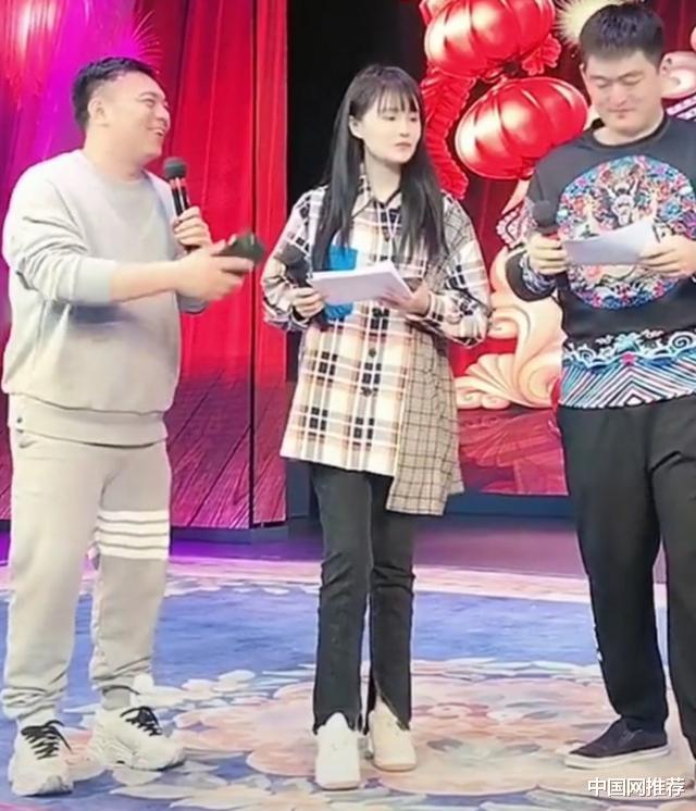 赵本山|赵本山儿女近况曝光，表演被批不专业，唱歌讲话拿台本念