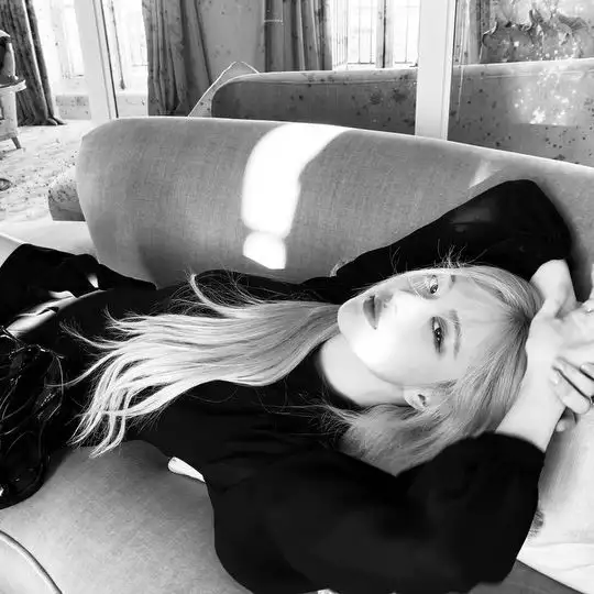 演唱会■Rosé直播狂飙歌!俨如小型演唱会,吸引超23万人观看