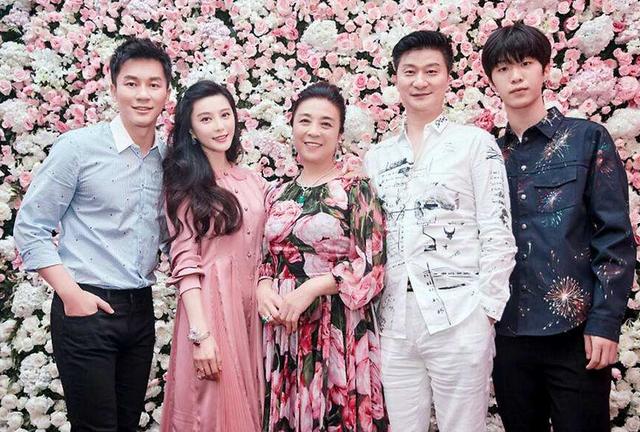 范冰冰|范冰冰陪父过60大寿，被网友吐槽不像“男人”，活脱脱小鲜肉一枚