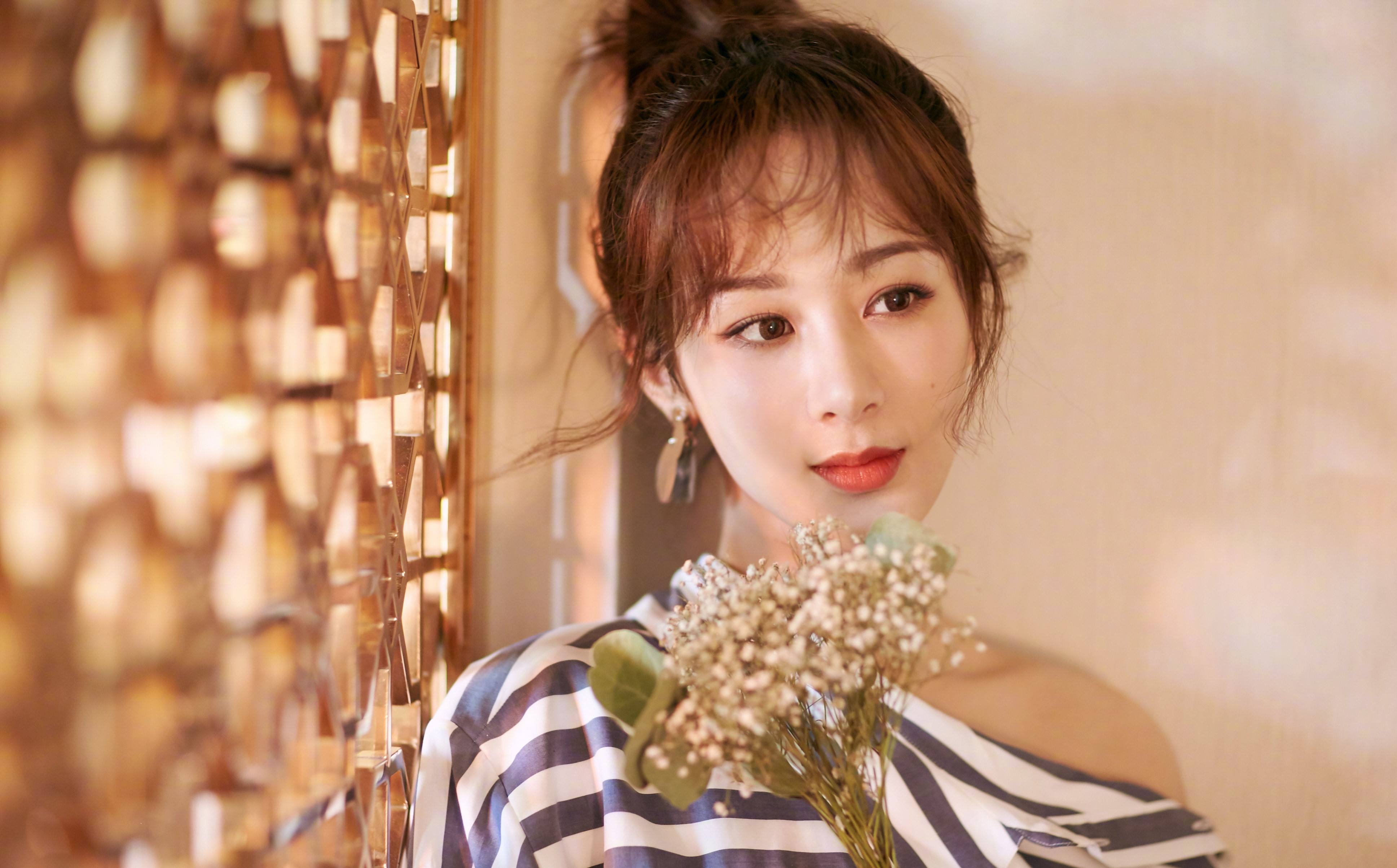 杨紫@本以为杨紫的“锦觅”够惊艳了，当看到赵丽颖的“锦觅”，这才是6界第一美人