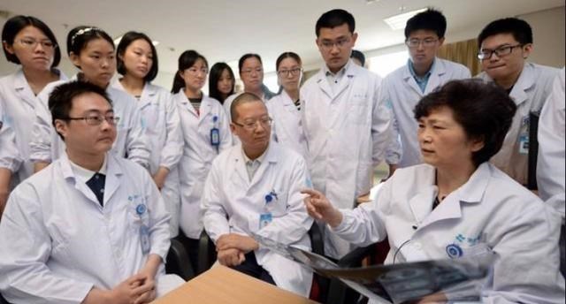 「汉语」李兰娟给美国专家讲课全程汉语，网友直言：把英语踢出高考！