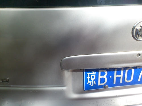 三亚|美国姑娘来中国旅游,一看到中国的车牌就崩溃了:怎么都在骂我?