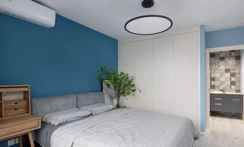 |从朋友家回来才发现，原来衣柜做到顶的好处这么多，后悔没早知道