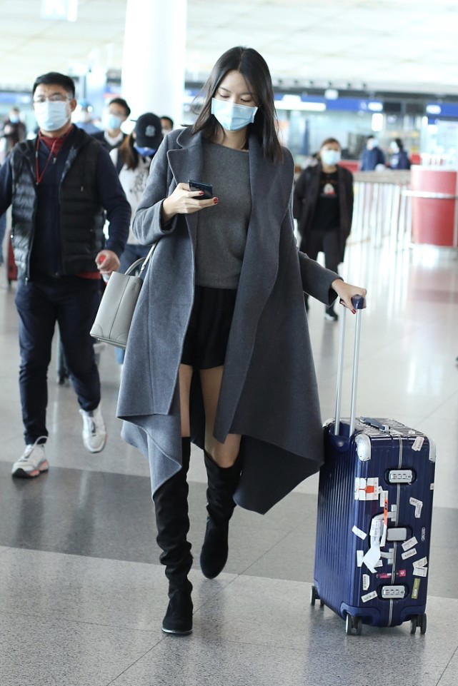 張梓琳私下穿的真低調，一身暗色服裝走機場，但也沒擋住大長腿-圖4