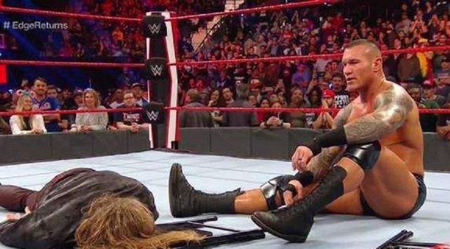 「艾吉」WWE2大巨星大战45分钟，疯狂对轰10个大招！艾吉赛后不幸传坏消息