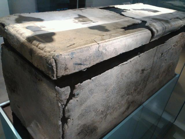 「物理学家」英国“毒王”:生前是行走的辐射体,死后只能用特殊铅棺埋葬