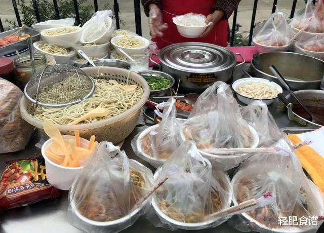 聚丙烯|吃早点时，老板在碗上套个“塑料袋”，热汤直接装，不怕有毒吗？