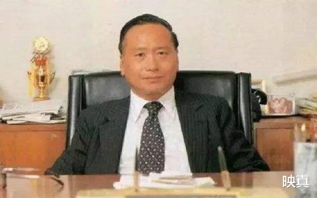 映真|香港富豪两任妻子都旺夫，事业辉煌子孙满堂，晚年重病却无人照料