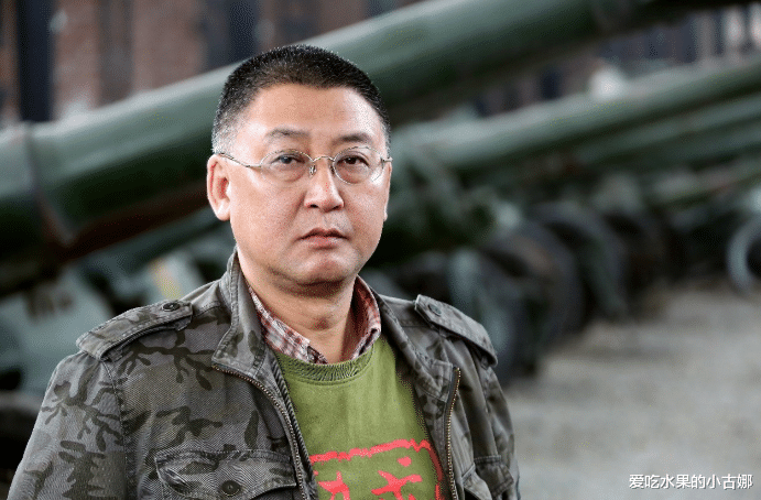 []他说当市长不挣钱，于是下海挣了几十亿，如今在火车站光着脚躺着