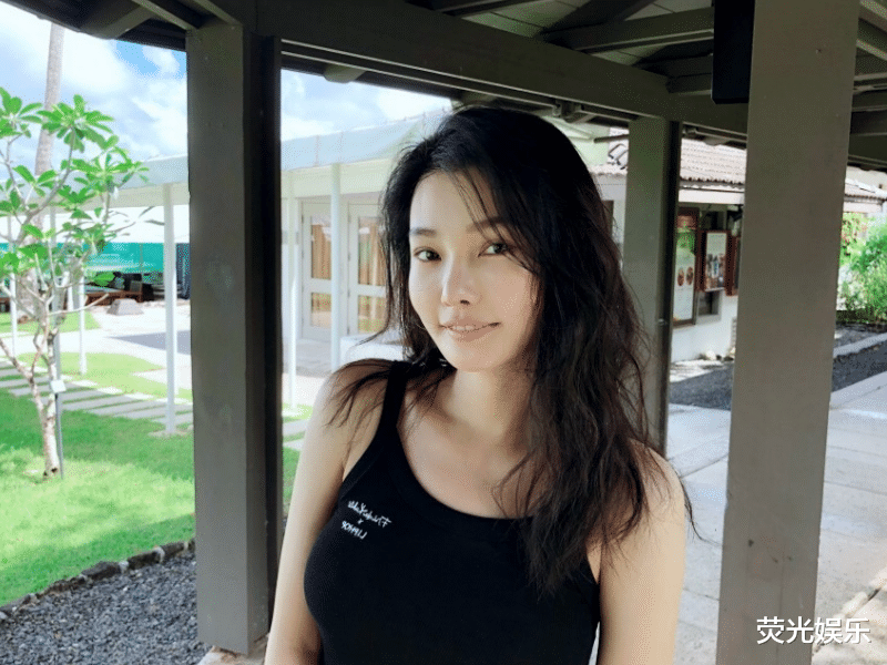 童菲▲“晶女郎”童菲近况照晒出,屋内装修风格普通,充满艺术气息