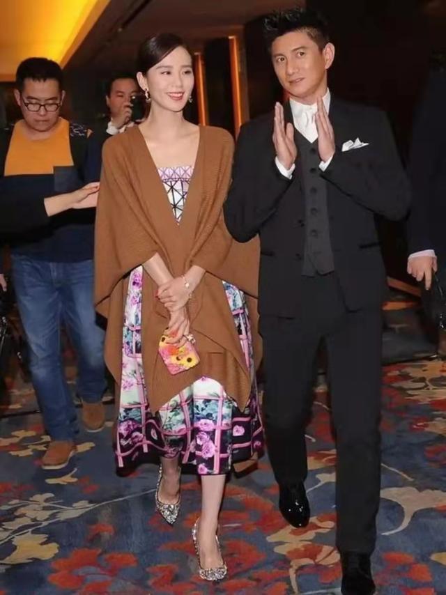 刘诗诗|刘诗诗好幸福！穿印花裙配披肩满是贵妇感，老公贴身相伴爱意足