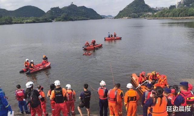 延边晨报|贵州公交坠湖幸存者：司机突然拐弯，乘客都在大喊，但他没停下车