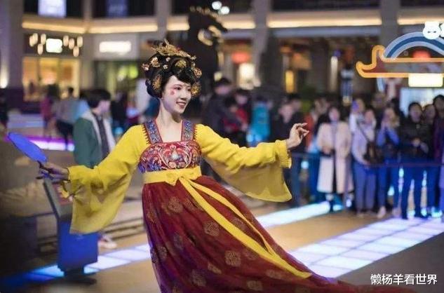 大唐不夜城|西安“不倒翁”美女曾风靡全网，现在过得怎么样？比以前好吗？