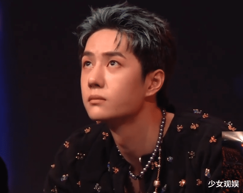 王一博|街舞总决赛，镜头不经意扫过王一博，这颜值“撕漫男”没错了