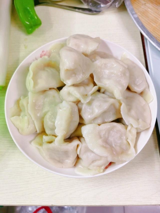 『饺子』5月包饺子就包这个馅，韭菜靠边站，咬一口满嘴爆汁，又鲜又香
