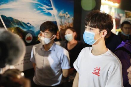 肖战|6月13日肖战登张家口新闻，网友质疑只见明星宣传通稿未见产品