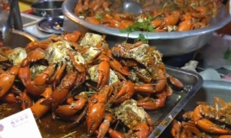 【烧饼】大娘起早贪黑卖“它”，12元一只，不准顾客尝，每天却能卖上千只