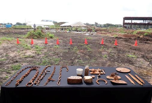 睹图|学校工地挖到一块白骨，随后工人挖出95具尸骨其中一具是女性