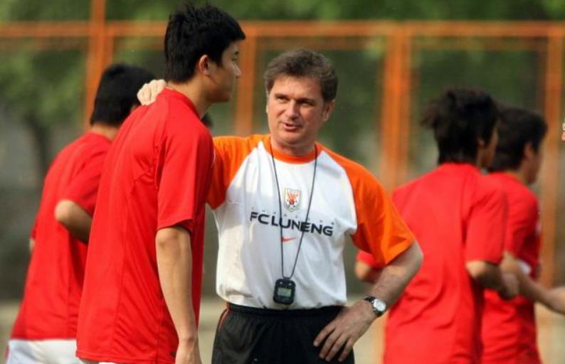 【周海滨】1717字！周海滨退役长文感谢9位教练，未提李霄鹏答案感动众人