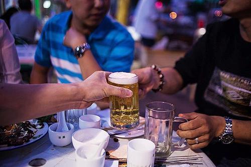 下酒菜|中国最\尴尬\的下酒菜,曾是70年代的最爱,如今却遭年轻人冷落