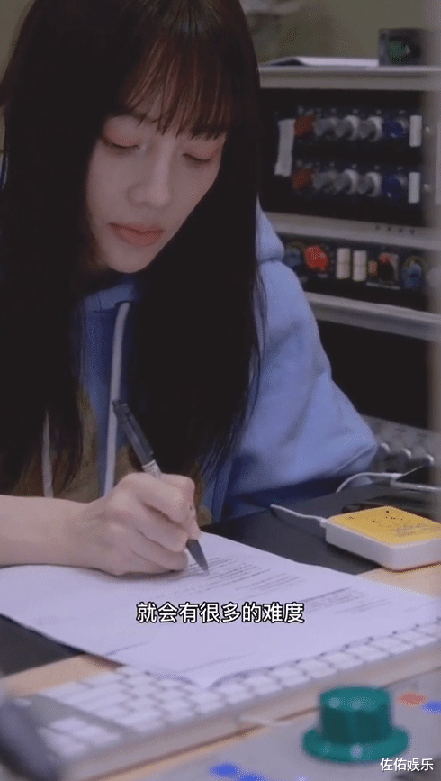 李小璐|李小璐发布新歌《小路》，歌词暗藏深意，疑隔空示爱贾乃亮