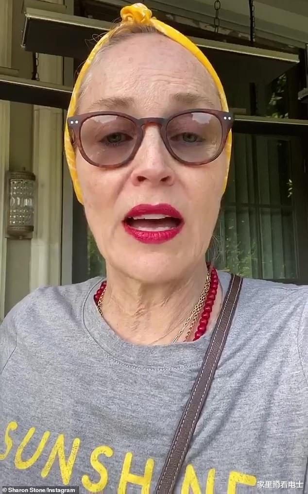 范·海伦|“海后”形似莎朗斯通，穿乐队T恤悼念已故吉他大师，低调蹭热度