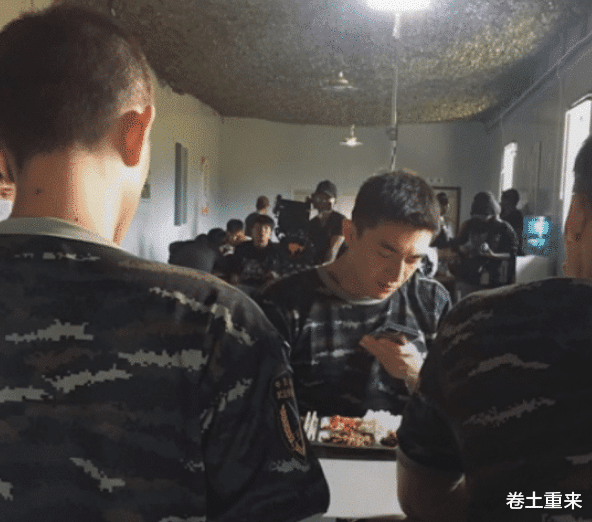 『林更新』林更新为新剧剃寸头，鼻子高挺侧颜杀，“九亿少女的梦”不是吹的