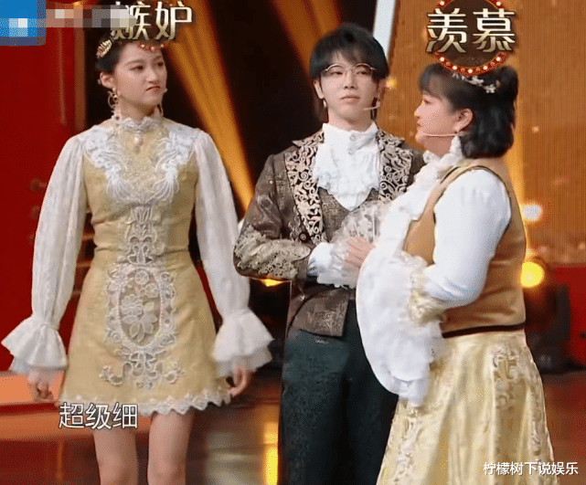『贾玲』沈腾说贾玲“腰也很细”，谁注意他伸手量哪？字幕组慌忙7字救场