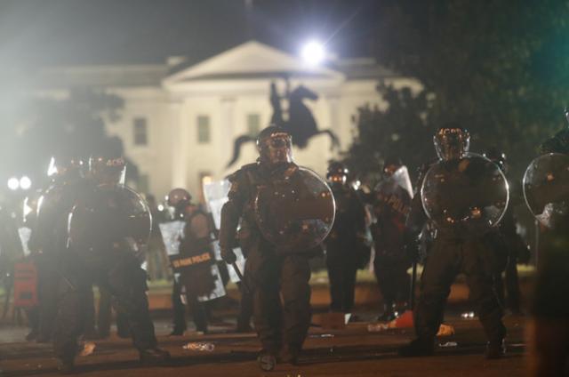 #美国#美国黑人开车冲击军队防线,车轮碾过倒地警察,武装士兵开枪还击