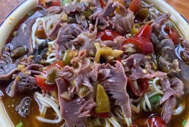 啊娇吃货美食汇 重庆一家开了18年的面馆，藏在坡坡底下，每天食客络绎不绝