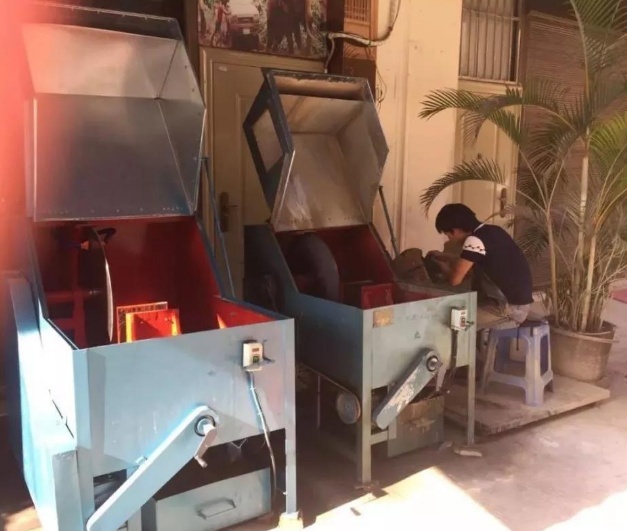 银元@女子瑞丽探亲，高价拿下一块行家不看好的石头，切开后六亲不认！