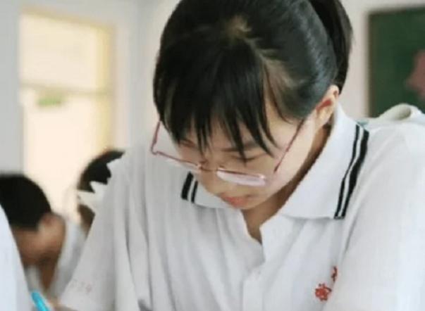 考试|还记得那个糊涂考生吗？忘涂高考答题卡，给老师下跪求情结果如何