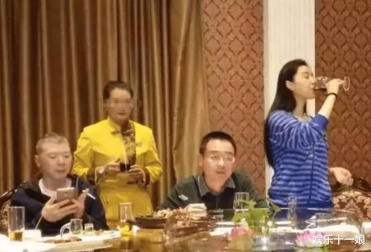 范冰冰|李晨彻底出局！范冰冰和造型师合影流出？看清手部动作：打扰了！
