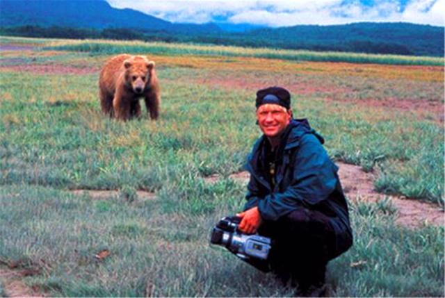 晓君侃史|国外“护熊奇人”宣称动物有人性,与女友护熊13年,双双被熊吃掉