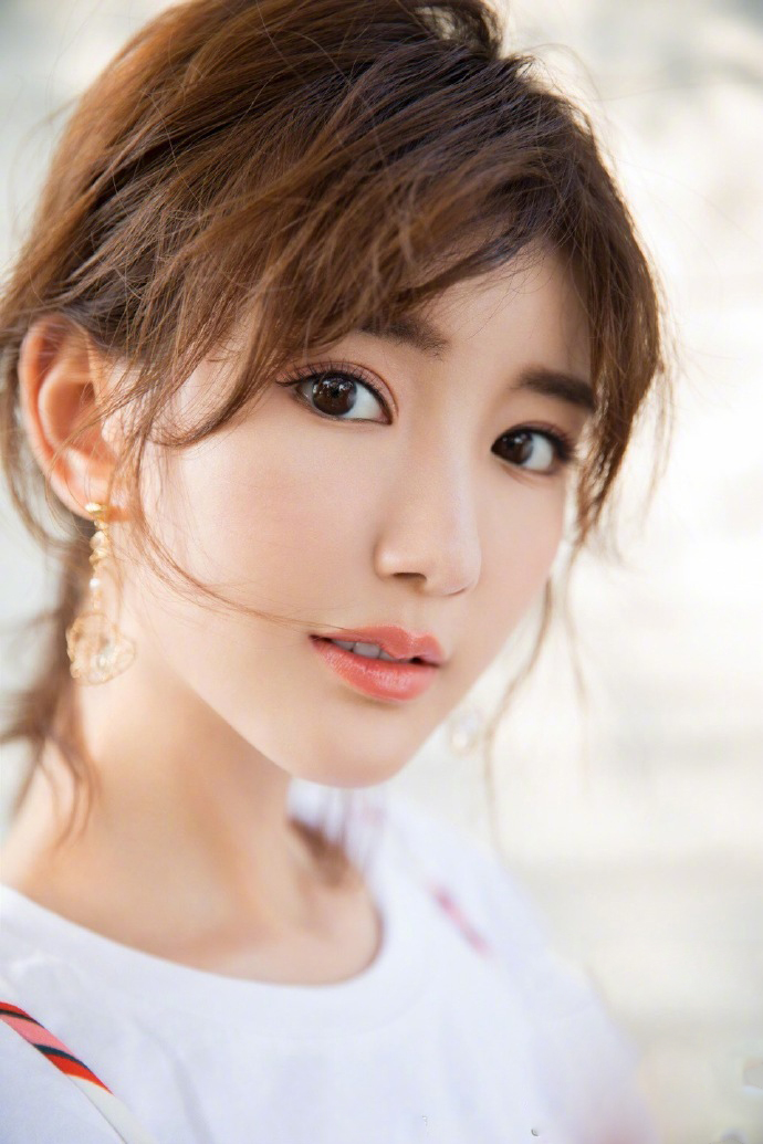 毛晓彤|出生后被抛进垃圾箱，成名后被勒索5000万，毛晓彤的命运，该有多么悲惨！