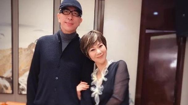 『曹燕华』抽烟喝酒!称霸中国乒坛,勇夺59块金牌,离婚后嫁1米9年轻老公