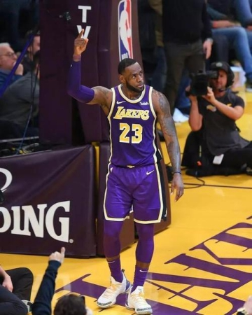 迈克尔·乔丹|詹姆斯03年进入联盟，最后一年，为啥没见过詹姆斯对抗乔丹视频？