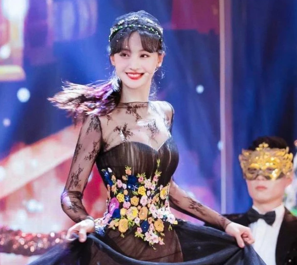 肖战|美女郑爽为了减肥不吃饭，难怪如此漂亮，肖战又被官方提及