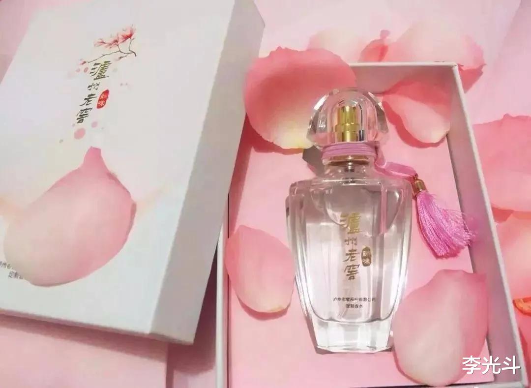 supreme|跨界联名如何玩出拍案惊奇：抱团取暖还是制造化学反应？