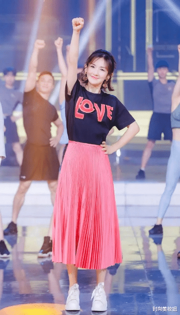 『连衣裙』谢娜早该这么穿了，彩色亮片连衣裙配低马尾高级减龄，气质太惊艳