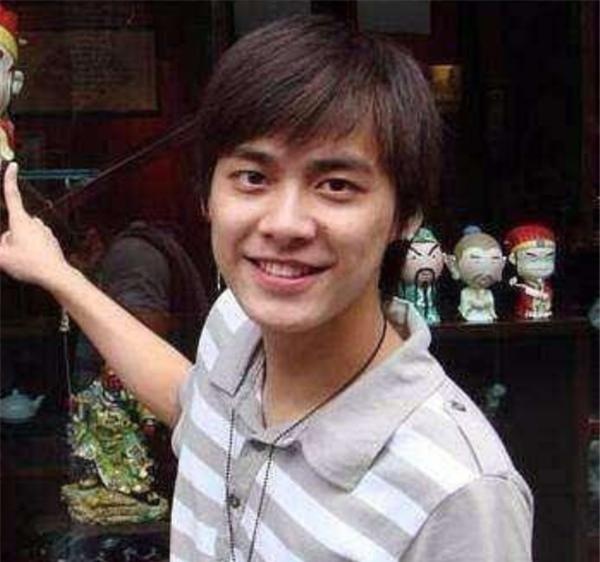 #邓伦#当红男星的素人照，任嘉伦非主流，邓伦普通，看到他：心动了