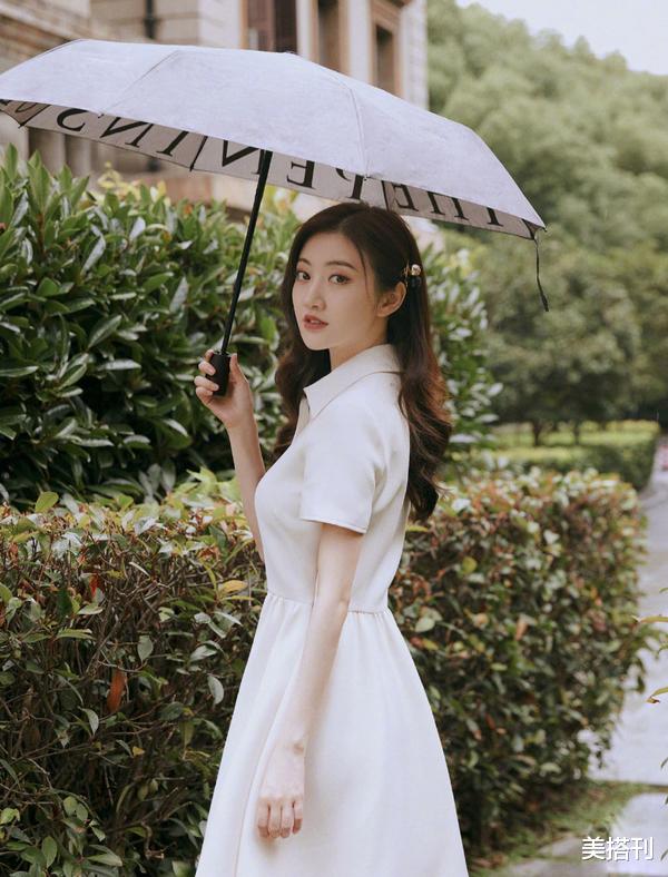 景甜|景甜不愧是人间富贵花！穿一袭白裙直播，生图和精修图一样惊艳