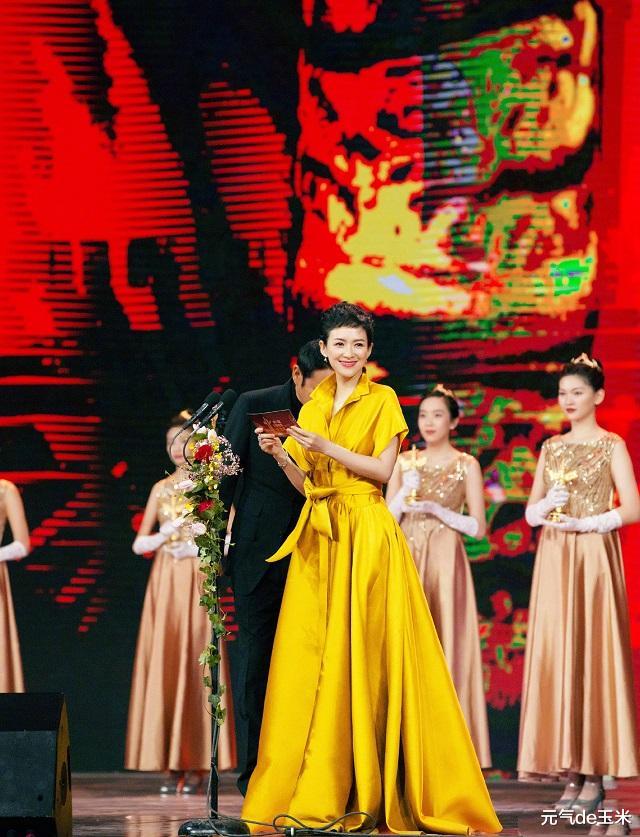 『连衣裙』章子怡剪短发太惊艳了！穿姜黄色衣服裙气质优雅，又美出了新高度