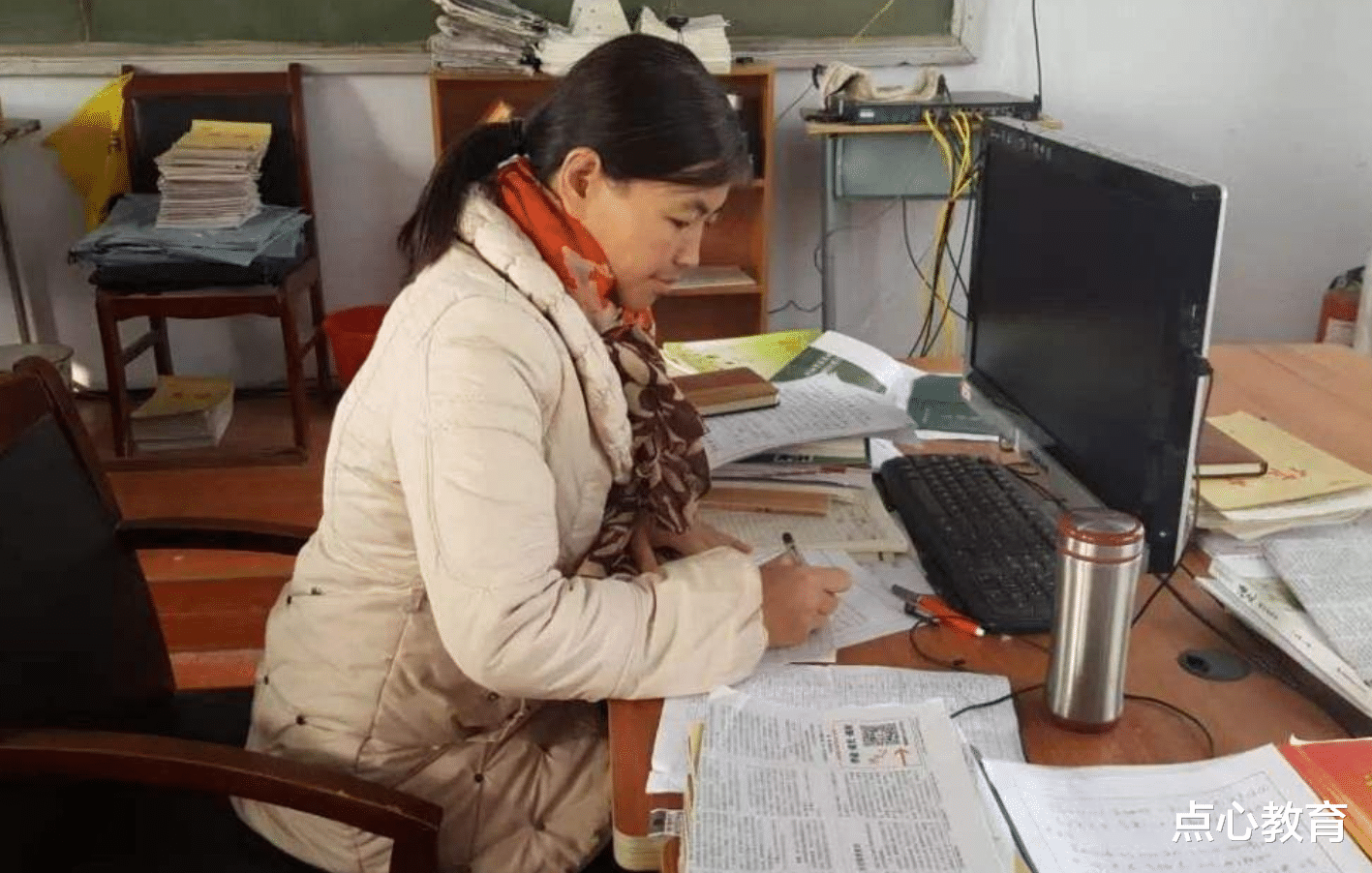 教师|教师在办公室批作业时听音乐，被通报批评、罚钱，合理吗