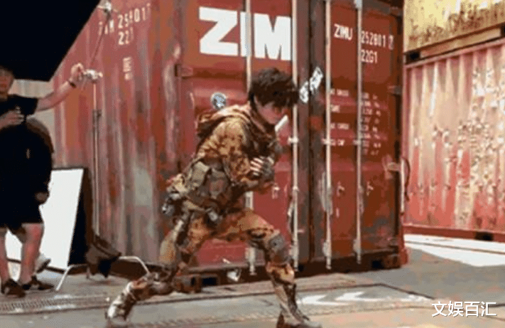 #鹿晗#?鹿晗新剧来袭， 一头秀发再演“硬汉”，网友：又要凉第二次？