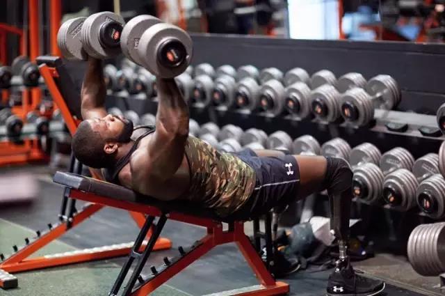 健身|励志！施瓦辛格自愿跪着为他拍照，失去小腿仍然练出强壮肌肉