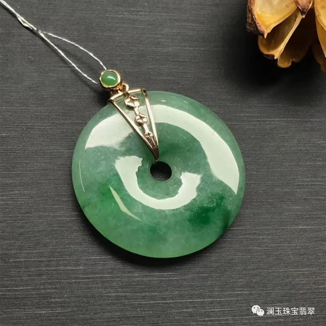 「翡翠」小小翡翠平安扣，凭啥那么贵？