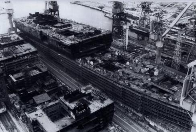 航空母舰▲航母刚下水就裂开300条缝，数百吨海水涌入，70亿美元打水漂